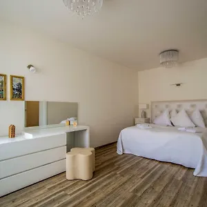 Unique Charles Bridge 2bdr Apartment. Apartment Prague